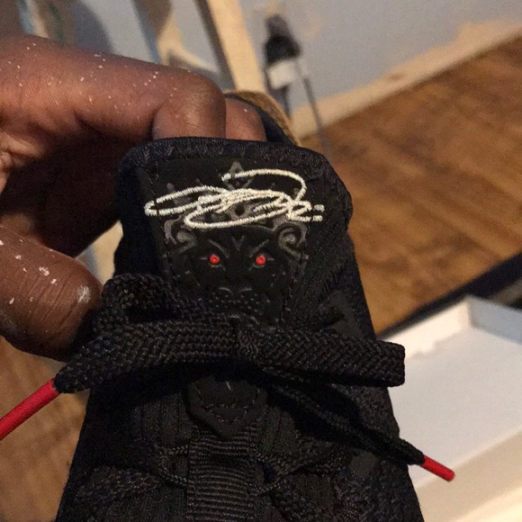 Lebron 16 - Picture 4 of 8